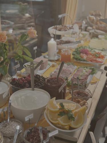 エステルスンドにあるLeopold Boutique Hotelのたくさんの食べ物の皿が置かれたテーブル