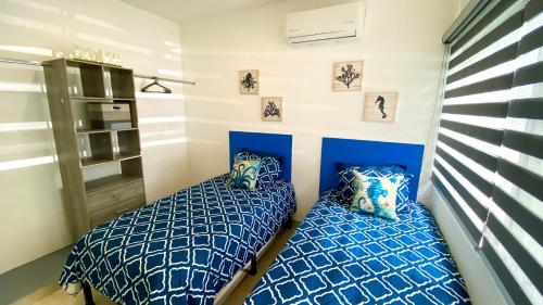 Ένα ή περισσότερα κρεβάτια σε δωμάτιο στο Casa en Coto con Alberca, cerca Aeropuerto, extenso jardin, nueva!