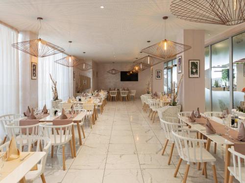 Εστιατόριο ή άλλο μέρος για φαγητό στο Movenpick Resort and Spa Fruske Terme
