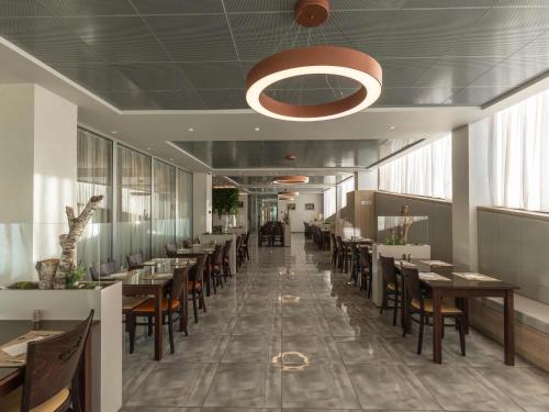 Εστιατόριο ή άλλο μέρος για φαγητό στο Movenpick Resort and Spa Fruske Terme