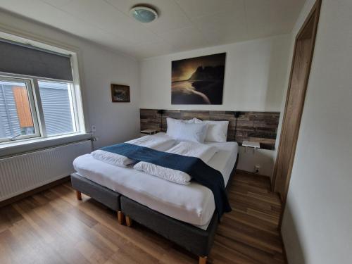 a bedroom with a large bed in a room at Guesthouse Mikael in Höfn