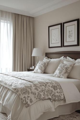 Ένα ή περισσότερα κρεβάτια σε δωμάτιο στο BHotel