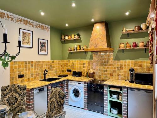 Η κουζίνα ή μικρή κουζίνα στο Logement à thème médiéval avec balneo