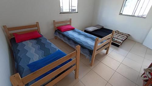 una stanza con due letti in una stanza di Casa Salvador no Pelourinho a Salvador
