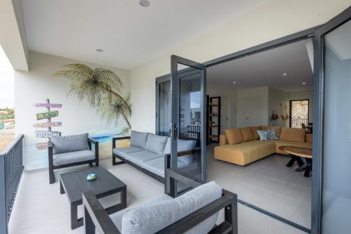 una sala de estar con un sofá y una mesa en Mambo One B, en Willemstad