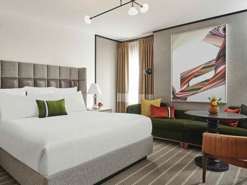 Кровать или кровати в номере 21c Museum Hotel St Louis