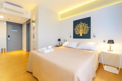 a bedroom with a large white bed in a room at 1164 Helbor Stay Batel, Conforto e Estilo no Coração de Curitiba in Curitiba