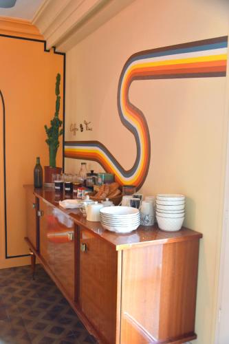 una cocina con encimera con tazones y platos. en L'Insolite, en Gorges