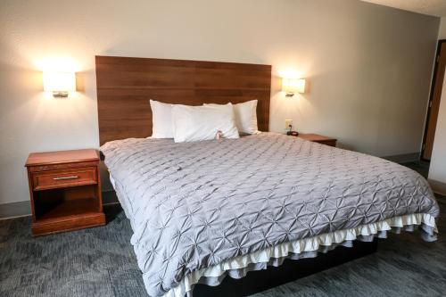 a bedroom with a large bed and two nightstands and two lamps at Lincoln Hotel in Lincoln