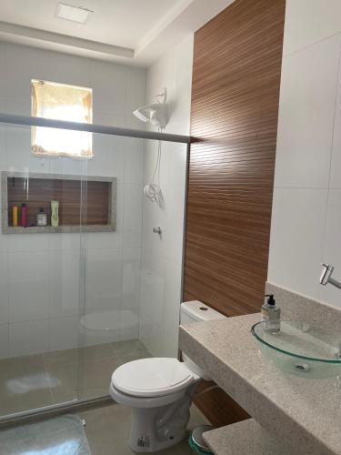 a bathroom with a toilet and a glass shower at EuroPark no centro para casais e famílias, 800M da rua do lazer - incrível vista das montanhas in Domingos Martins