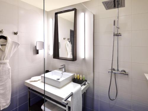 Un baño de Movenpick Hotel Abidjan-Accor Group
