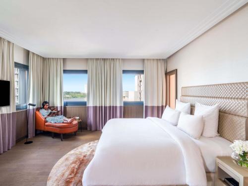 Cama o camas de una habitación en Movenpick Hotel Abidjan-Accor Group