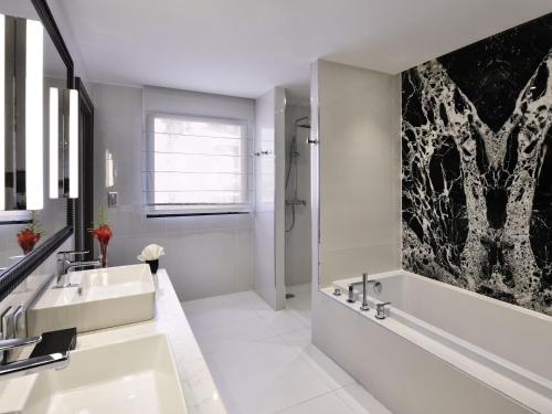 Un baño de Movenpick Hotel Abidjan-Accor Group