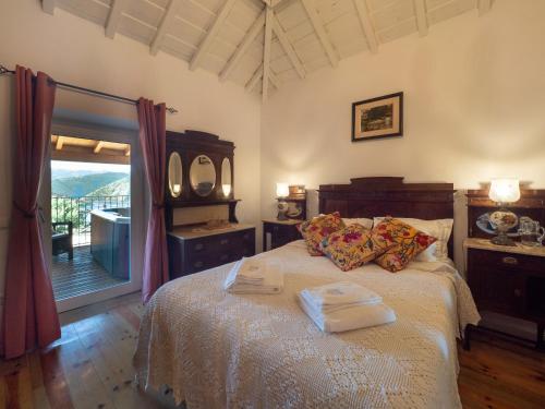 ein Schlafzimmer mit einem Bett mit zwei Handtüchern darauf in der Unterkunft Castelo Gerês - Exquisite Eco-Cottage - jacuzzi in Lindoso