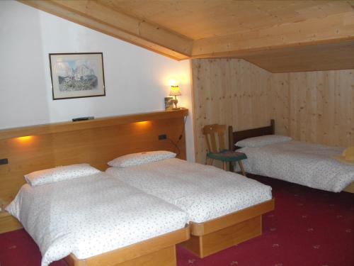 1 dormitorio con 2 camas en una habitación en Garni Meublè La Baita, en Val di Zoldo