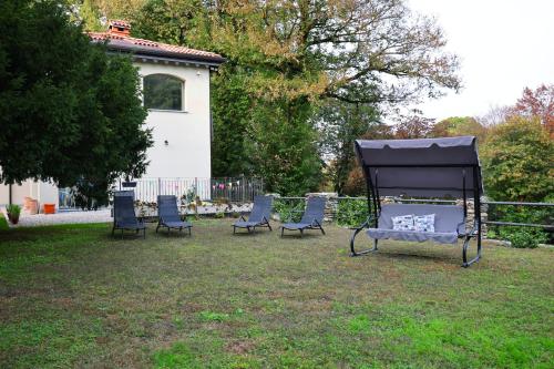 a group of chairs sitting in a yard at La Casa nel Bosco in Somma Lombardo