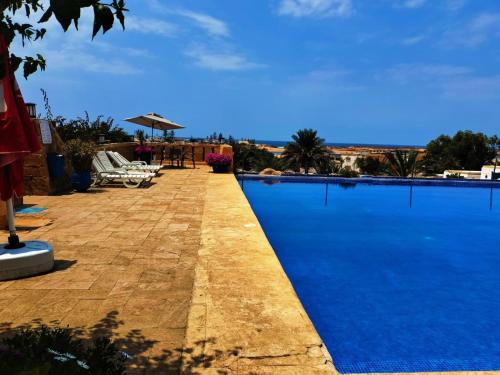 Duplex Ambre dans Jardins de la lagune Pour les familles في الوليدية: مسبح ازرق كبير مطل على المحيط