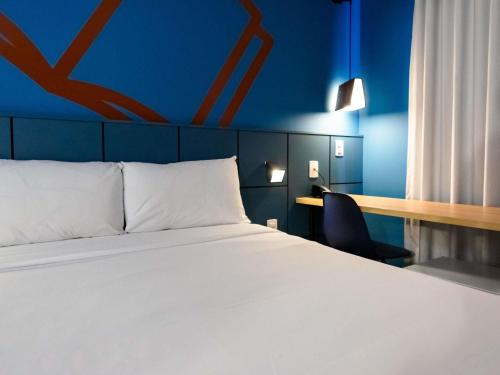 Una cama o camas en una habitación de ibis Styles Poços de Caldas