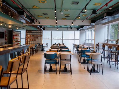 Un restaurant u otro lugar para comer en ibis Styles Poços de Caldas