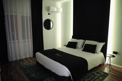 Postel nebo postele na pokoji v ubytování Dark Boutique Hotel