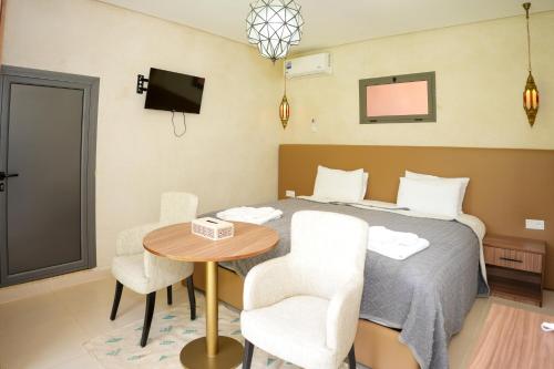 Ein Bett oder Betten in einem Zimmer der Unterkunft RIAD REDWAN