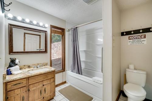 Koupelna v ubytování Smoky Mountain Cabin 4 Acres, 3 Mi to Gatlinburg