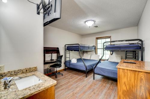 Postel nebo postele na pokoji v ubytování Smoky Mountain Cabin 4 Acres, 3 Mi to Gatlinburg