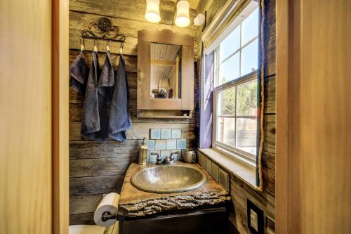 Ένα μπάνιο στο Walk to Lake Travis Austin Tiny Home with Hot Tub!