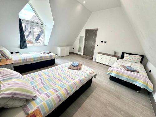 Postel nebo postele na pokoji v ubytování Silvercopse a 4 bed spacious home