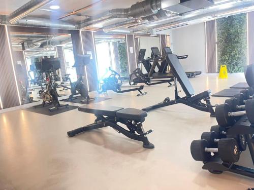 a gym with several treadmills and exercise bikes at Homi Host-Apricot House in Birmingham