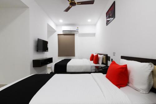 Cama o camas de una habitación en Collection O Mythri Hotel Near By ECIL, AS RAO Nagar, Sainikpuri
