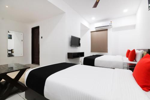 Cama o camas de una habitación en Collection O Mythri Hotel Near By ECIL, AS RAO Nagar, Sainikpuri