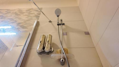 a shower in a bathroom with a shower at واحة ايلة ازور in Aqaba