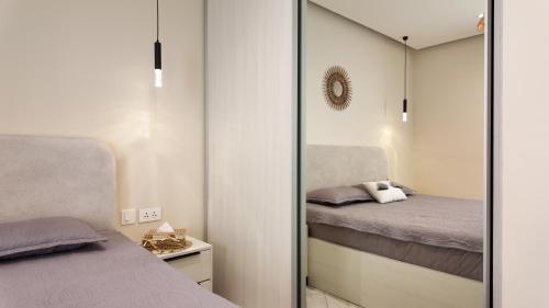 a bedroom with two beds and a mirror at واحة ايلة ازور in Aqaba