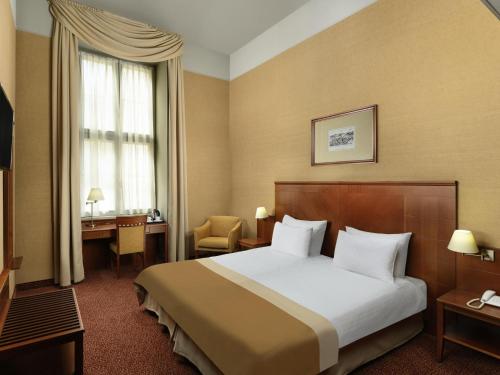 Postel nebo postele na pokoji v ubytování Mercure Szekesfehervar Magyar Kiraly
