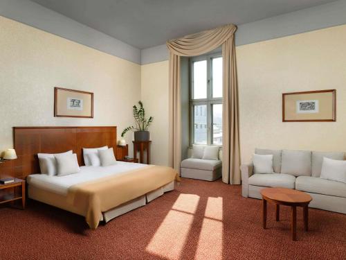 Postel nebo postele na pokoji v ubytování Mercure Szekesfehervar Magyar Kiraly