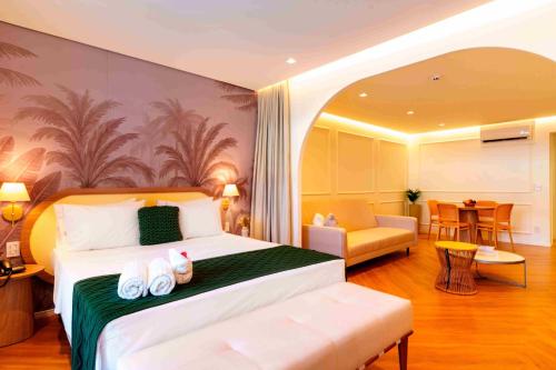 ein Hotelzimmer mit einem Bett mit Schuhen darauf in der Unterkunft Santé Vivre L'Experience by Livá OFICIAL in Búzios