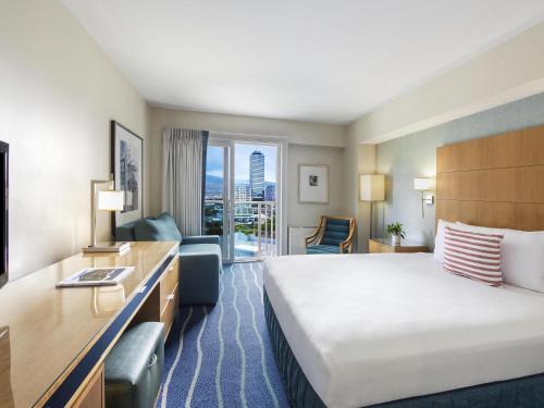 Кровать или кровати в номере Ala Moana Honolulu by Mantra