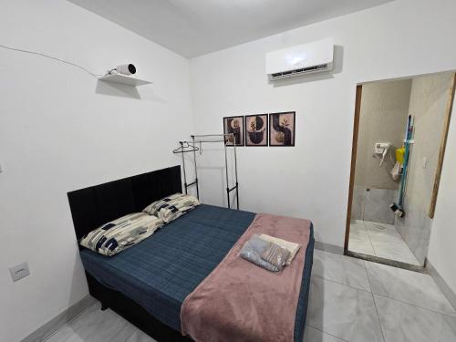 a bedroom with a bed and a mirror at Flat completo 7 com ar condicionado e local calmo e tranquilo in Aparecida de Goiania