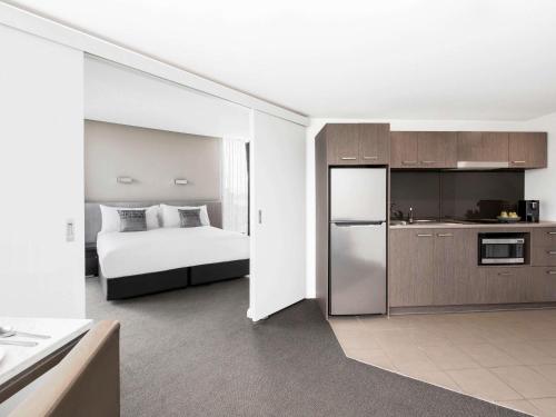 Una cocina o zona de cocina en Mantra Collins Hotel