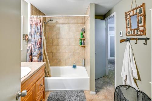 Koupelna v ubytování Hunt, Fish and Hike Home with Deck in Encampment