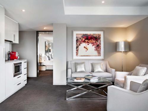 Una cocina o zona de cocina en The Olsen Melbourne Art Series