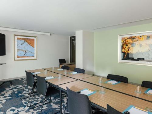 Zona business o sala de conferencias en The Olsen Melbourne Art Series