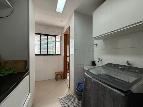 a kitchen with a sink and a tub at Apartamento COP30 de Alto Padrão in Belém