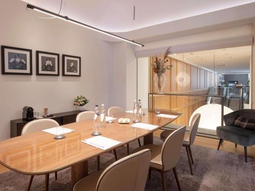 Гостиная зона в Le Louise Hotel Brussels - MGallery Collection
