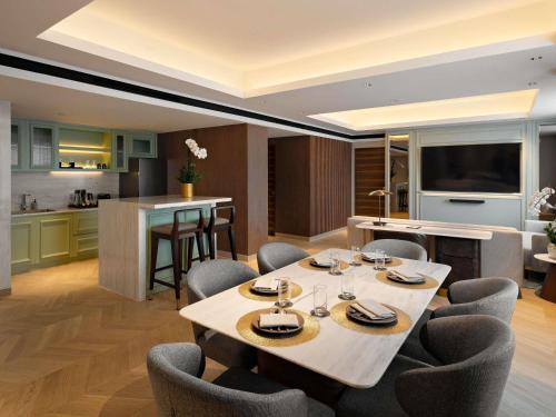 Кухня или мини-кухня в Mövenpick Hotel Jakarta City Centre
