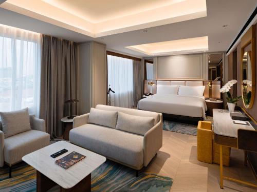 Кровать или кровати в номере Mövenpick Hotel Jakarta City Centre