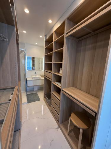 ein begehbarer Kleiderschrank mit Stuhl und Waschbecken in der Unterkunft T2 moderne Centre ville Rosny proche Paris in Rosny-sous-Bois