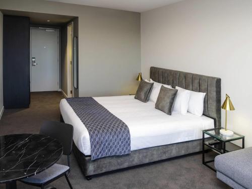 Una cama o camas en una habitación de Mantra Tonsley Adelaide
