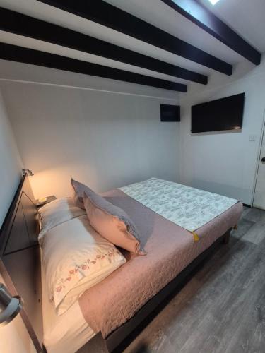 Ένα ή περισσότερα κρεβάτια σε δωμάτιο στο Bambu hostal - Alojamiento a pasos del mall y centro